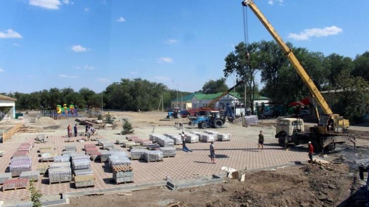 В Туркменском районе Ставрополья завершают благоустройство сельской площади